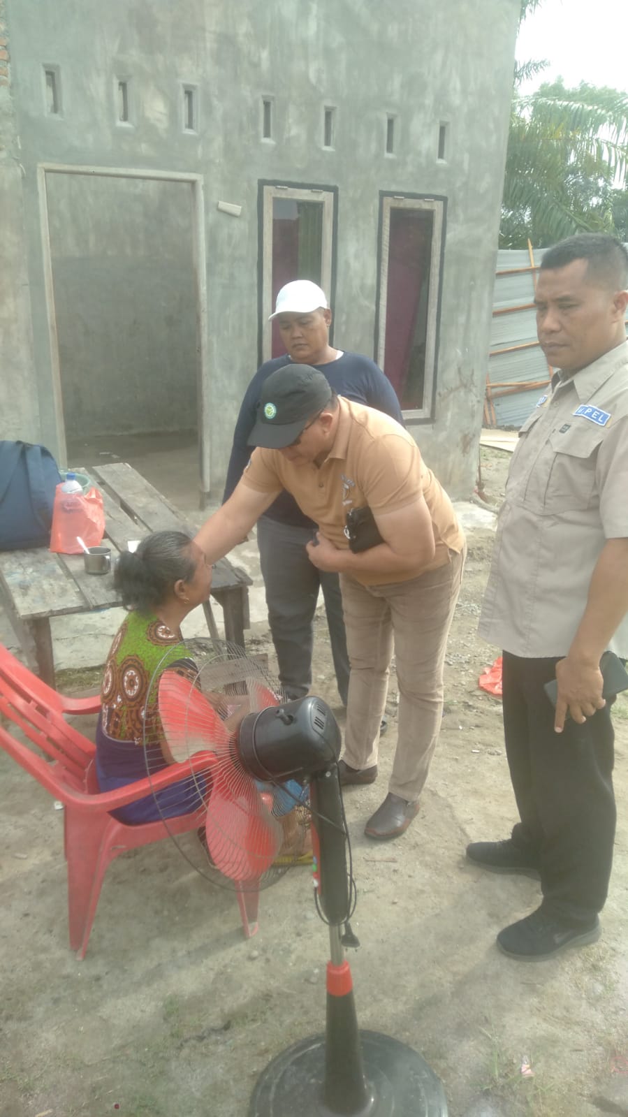 Anggota DPRD Deliserdang Dahnil Ginting Bantu Korban Puting Beliung Di Sidodadi