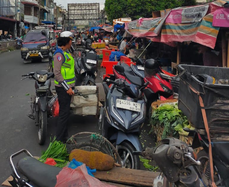 Polisi Imbau Larangan Parkir Berlapis Dan Semrawut Di Pasar Horas Siantar
