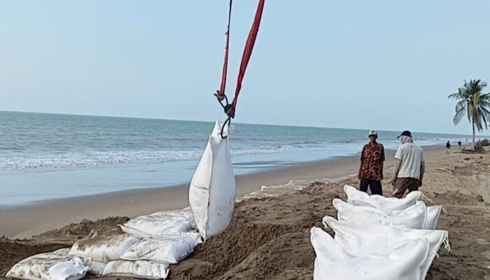 Seribu Geobag Tangkal Abrasi Pantai Lhok Puuk, Aceh Utara