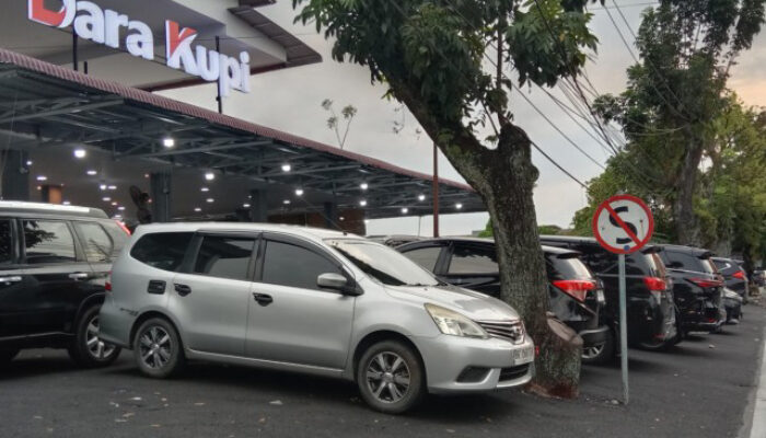 Pengelola Dara Kupi Abaikan Instruksi Pemko Medan, Kembali Fungsikan Trotoar Sebagai Areal Parkir