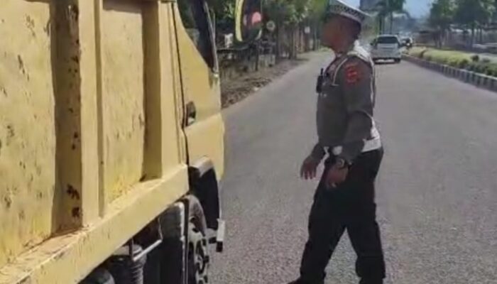Polisi Tilang Empat Truk Pengangkut Pasir Tanpa Terpal Di Bener Meriah