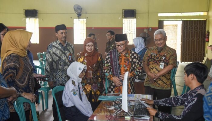 Tinjau Pelaksanaan SPMB di Jawa Tengah, Mendikdasmen Beri Semangat Siswa dan Orang Tua