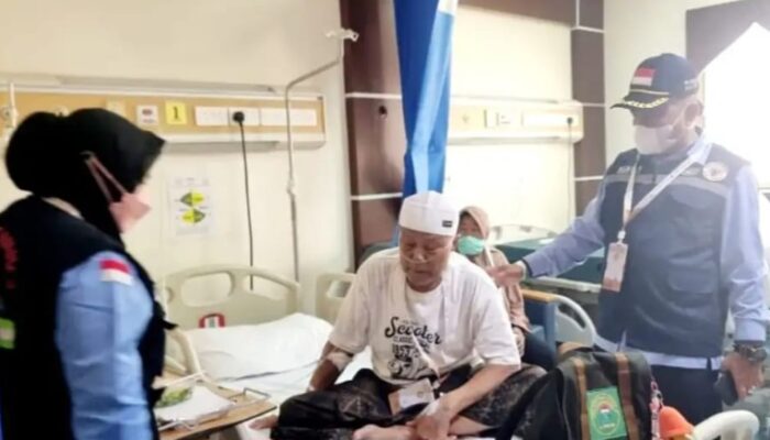 Petugas Kloter 19 Kunjungi Jemaah Haji Yang Sakit