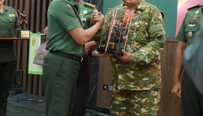 Bupati Asahan Taufik Zainal Abidin Terima Penghargaan Nasional Dari TNI AD