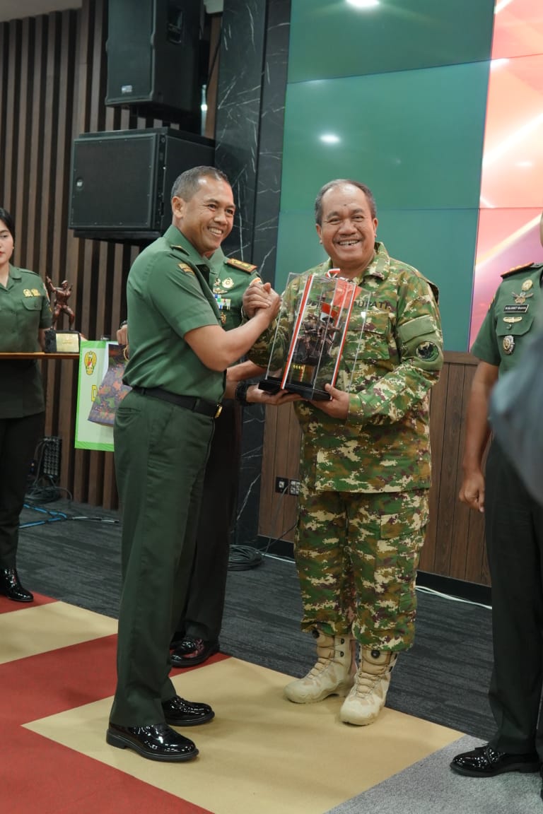 Bupati Asahan Taufik Zainal Abidin Terima Penghargaan Nasional Dari TNI AD