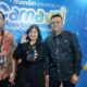 Kiri ke Kanan: I Gede Raka Arimbawa - RCEO Region 1 Bank Mandiri, Theodora V.N. Manik - Direktur Retail Mandiri Sekuritas, Muhammad Pintor Nasution - Kepala Bursa Efek Indonesia Sumatera Utara saat menunjukkan aplikasi Growin’ by Mandiri Sekuritas di sela kegiatan Carnaval 2025 Di Medan, Rabu (16/7).
