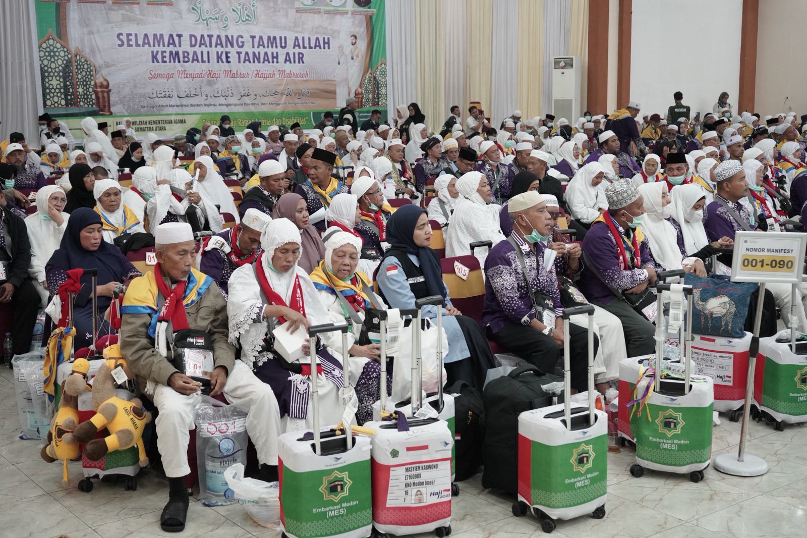 359 Jamaah Haji Kloter 16 Debarkasi Medan Tiba DI Tanah Air