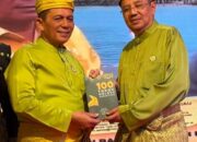 Ketua Wanhat PB ISMI Serahkan Buku 100 Tokoh Melayu Kepada Gubernur Kepri