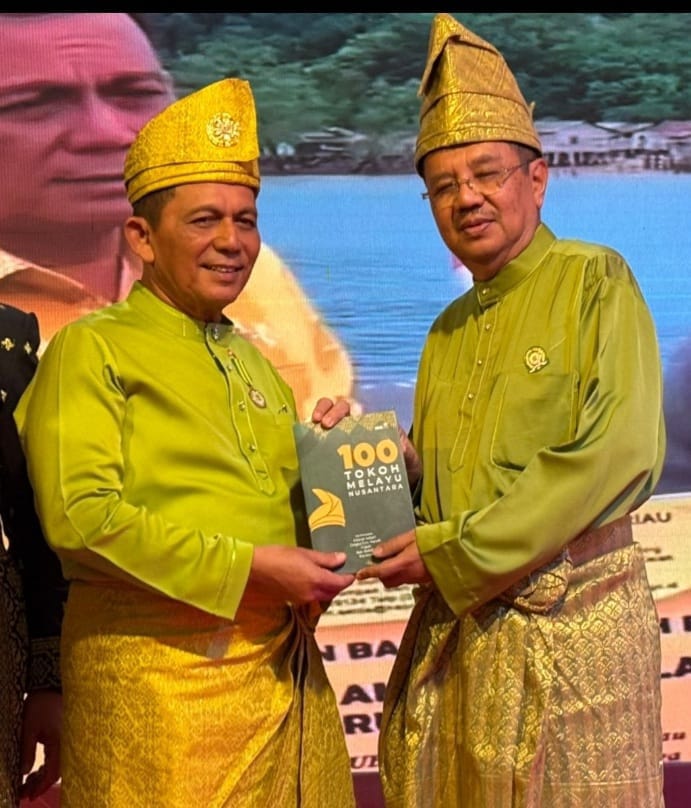 Ketua Wanhat PB ISMI Serahkan Buku 100 Tokoh Melayu Kepada Gubernur Kepri
