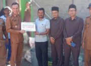 Wabup Abdya Salurkan Bantuan untuk Korban Angin Badai
