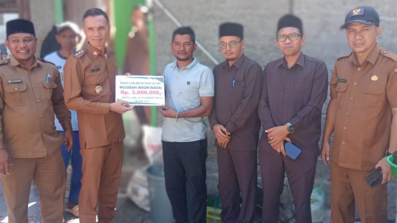 Wabup Abdya Salurkan Bantuan untuk Korban Angin Badai