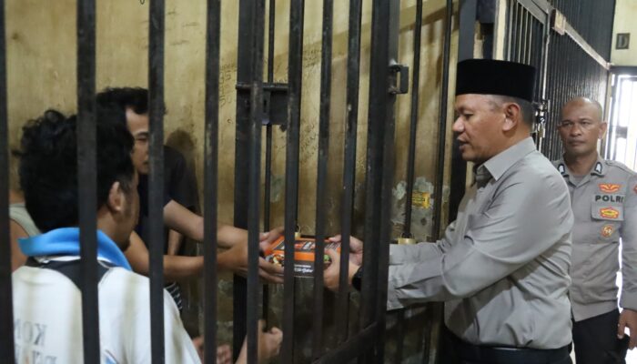 HUT Ke-79 Bhayangkara, Tahanan Polres Pelabuhan Belawan Dapat Nasi Kotak