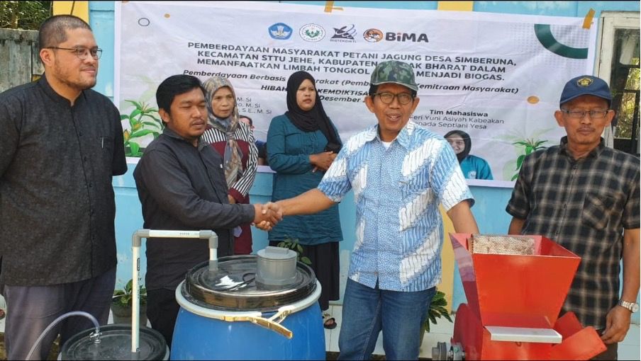 Dukung Kemandirian Energi: LPPM Unimed Dampingi Petani Desa Simberruna Ubah Limbah Jagung Jadi Biogas