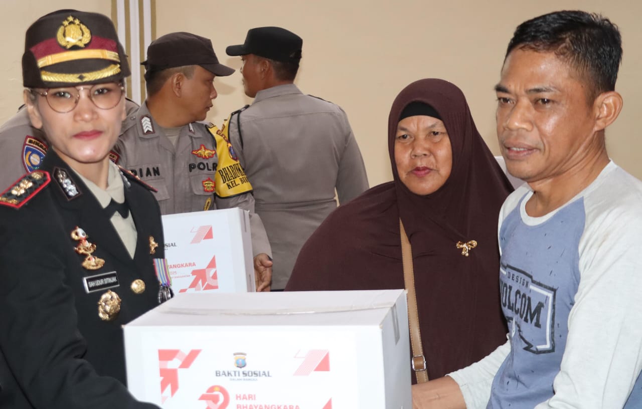 Polres Pematangsiantar Rayakan HUT Bhayangkara Dengan Berbagi Bansos