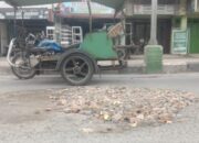 Ketika Abang Betor Sukarela Tambal Lubang Jalan Di Batubara, Anggaran Perawatan Jalanpun Dipertanyakan
