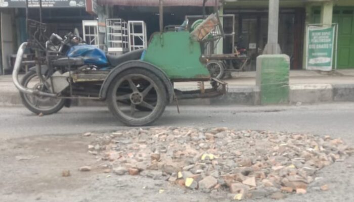Ketika Abang Betor Sukarela Tambal Lubang Jalan Di Batubara, Anggaran Perawatan Jalanpun Dipertanyakan