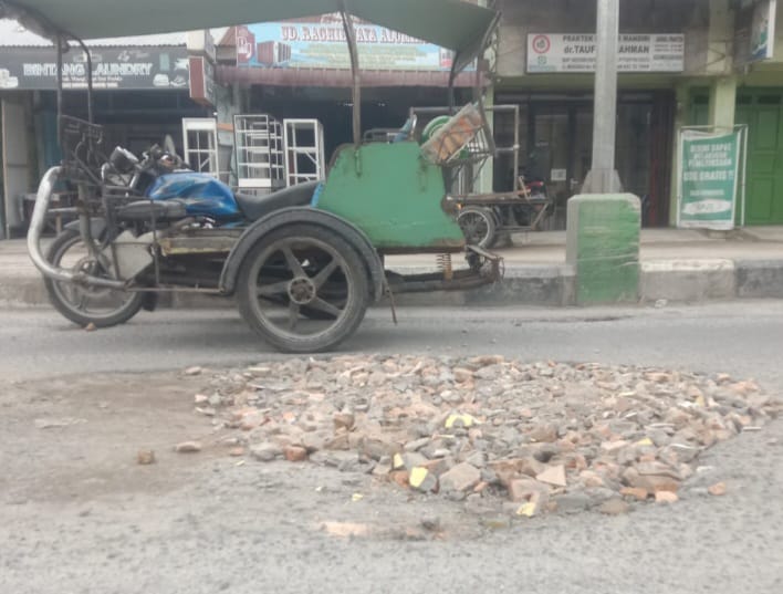 Ketika Abang Betor Sukarela Tambal Lubang Jalan Di Batubara, Anggaran Perawatan Jalanpun Dipertanyakan