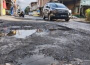 Jalan Rusak Depan Indomaret Kutacane Mengkhawatirkan
