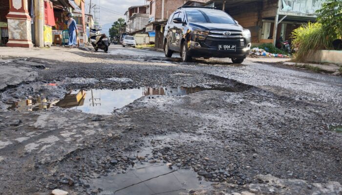 Jalan Rusak Depan Indomaret Kutacane Mengkhawatirkan