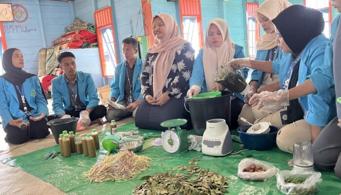 Dosen Unsam Beri Pelatihan Pestisida Nabati Berbahan Sereh Dan Daun Sirsak Di Gayo Lues
