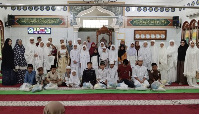 Ibu-ibu Perwiritan Masjid Ikhwaniah Santuni Anak Yatim