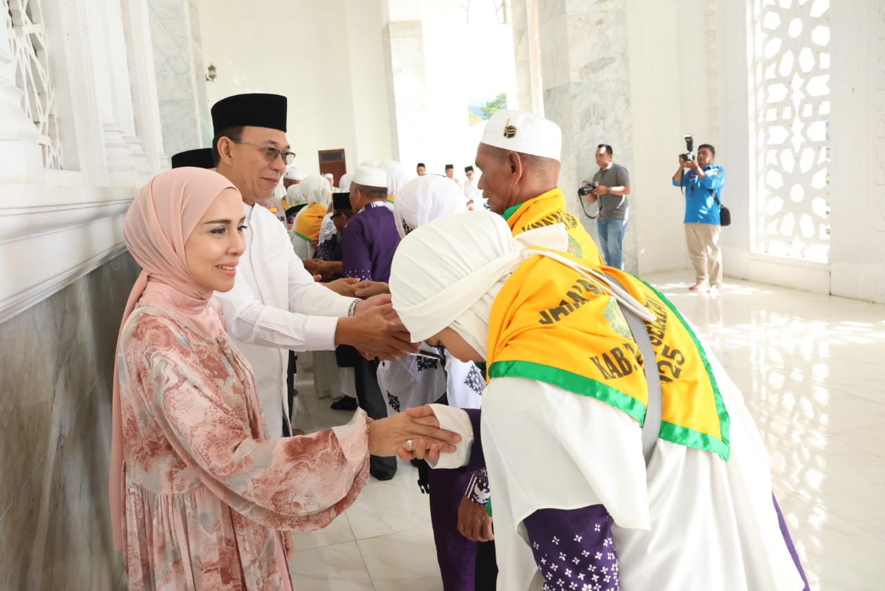 Tangis Bupati Tapsel Sambut Jamaah Haji Di Masjid Agung Syahrun Nur
