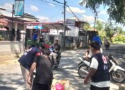 Relawan PMI Langsa Gotong Royong Tambal Jalan Berlubang