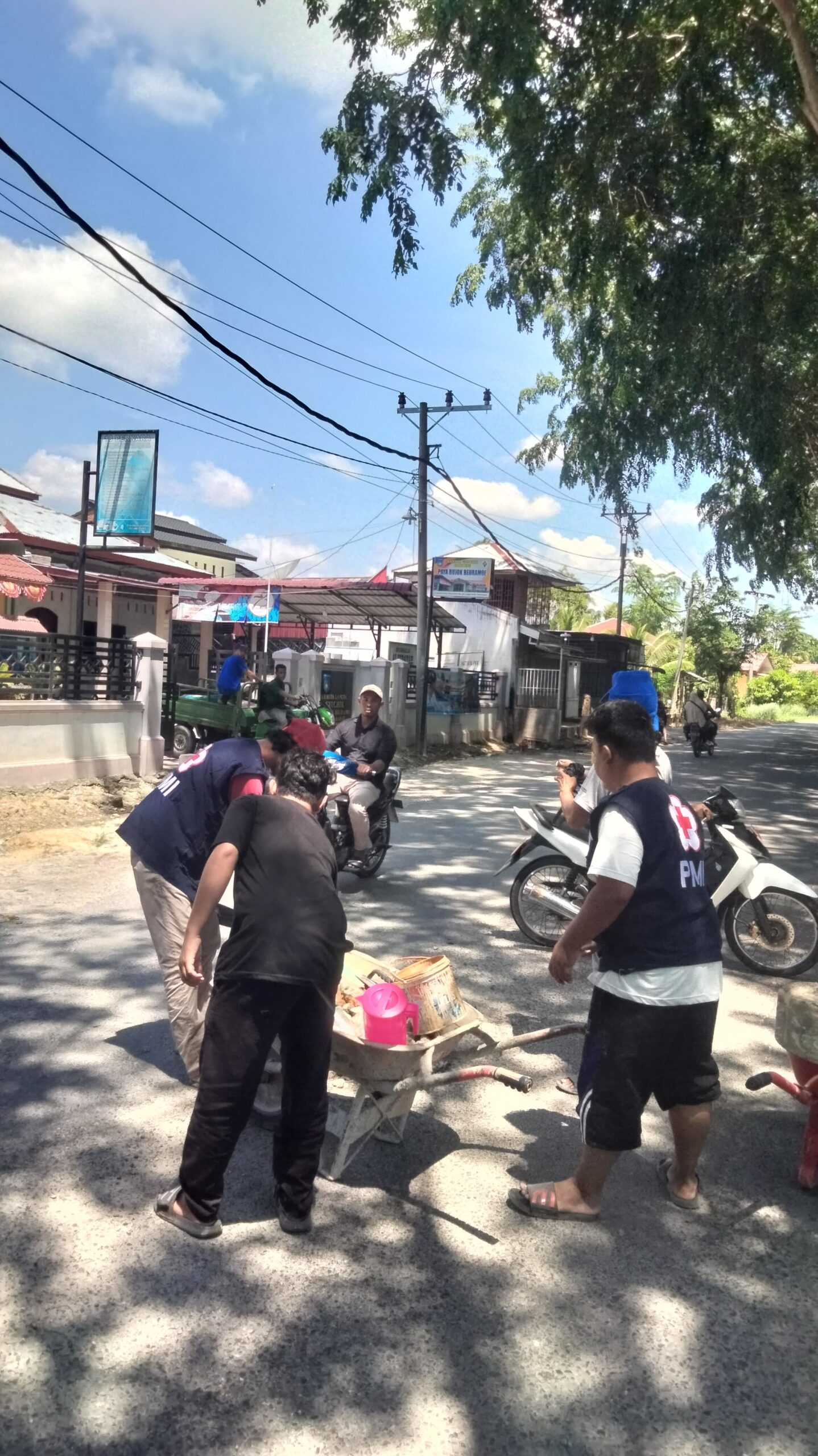 Relawan PMI Langsa Gotong Royong Tambal Jalan Berlubang