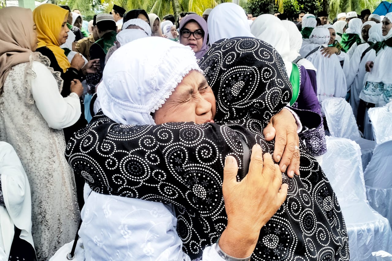Isak Tangis Warnai Kedatangan 212 Jamaah Haji Simalungun