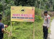 Polisi Pasang Rambu Di Lokasi Jalan Rusak Untuk Mencegah Kecelakaan