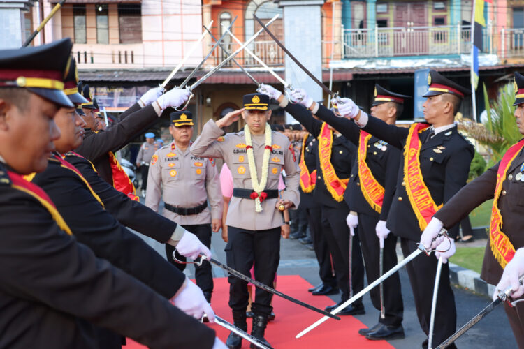 Pisah Sambut Kapolres Dairi Diwarnai Tradisi Pedang Pora