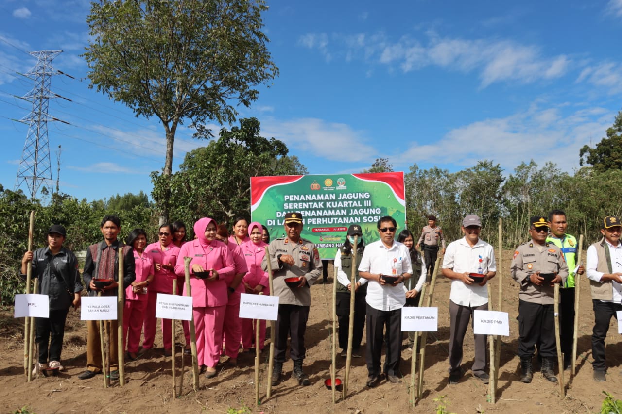 Polres Humbahas Tanam Jagung Kuartal III