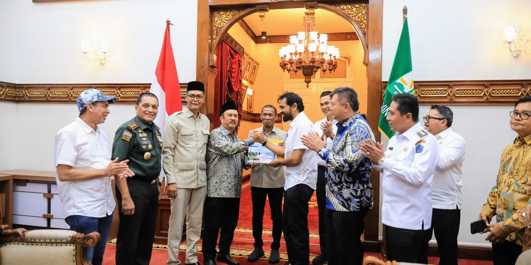 Mualem Serahkan Usulan Pembangunan Terowongan Geurutee Ke Menteri PPN/Bappenas