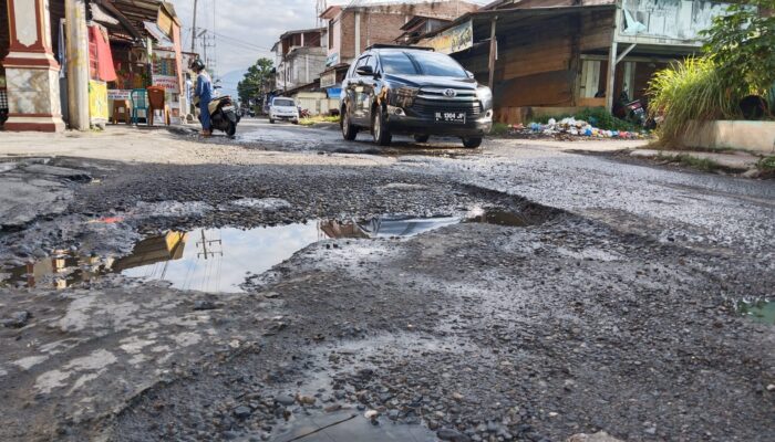 Dinas PUPR Agara Cuek Jalan Rusak Depan Indomaret Kutacane