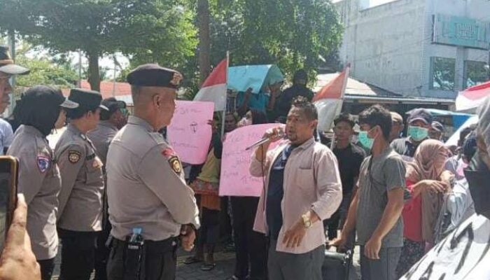 Warga Binjai Demo DPRD Tuntut Penutupan Ternak Babi dan Galian C yang Cemari Sungai