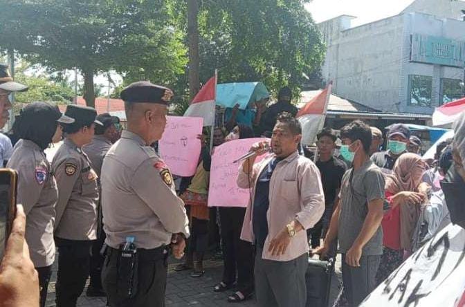Warga Binjai Demo DPRD Tuntut Penutupan Ternak Babi dan Galian C yang Cemari Sungai