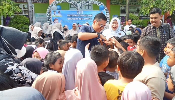 Jeffry Santana Diserbu Siswa SDN 5 Langsa Dan Emak-emak
