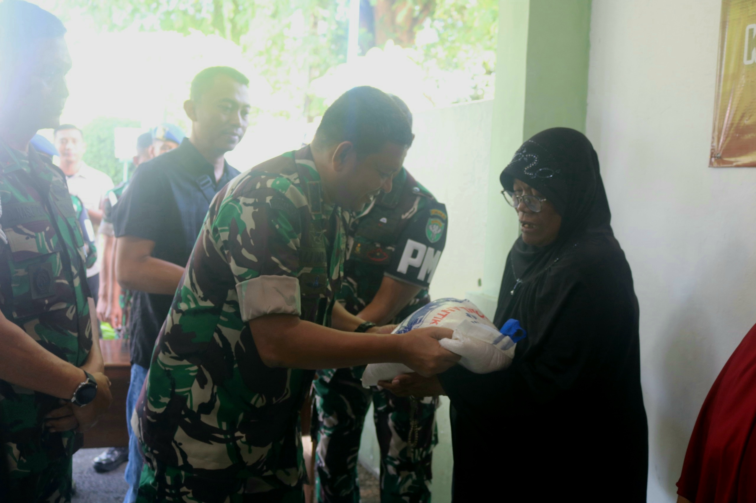 Danrem 011/Lilawangsa Salurkan 250 Paket Sembako Untuk Warga Lhokseumawe
