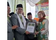 Harian Umum Waspada Terima Penghargaan Lembaga Peduli Umat dari MUI Sumut