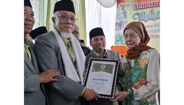 Harian Umum Waspada Terima Penghargaan Lembaga Peduli Umat dari MUI Sumut