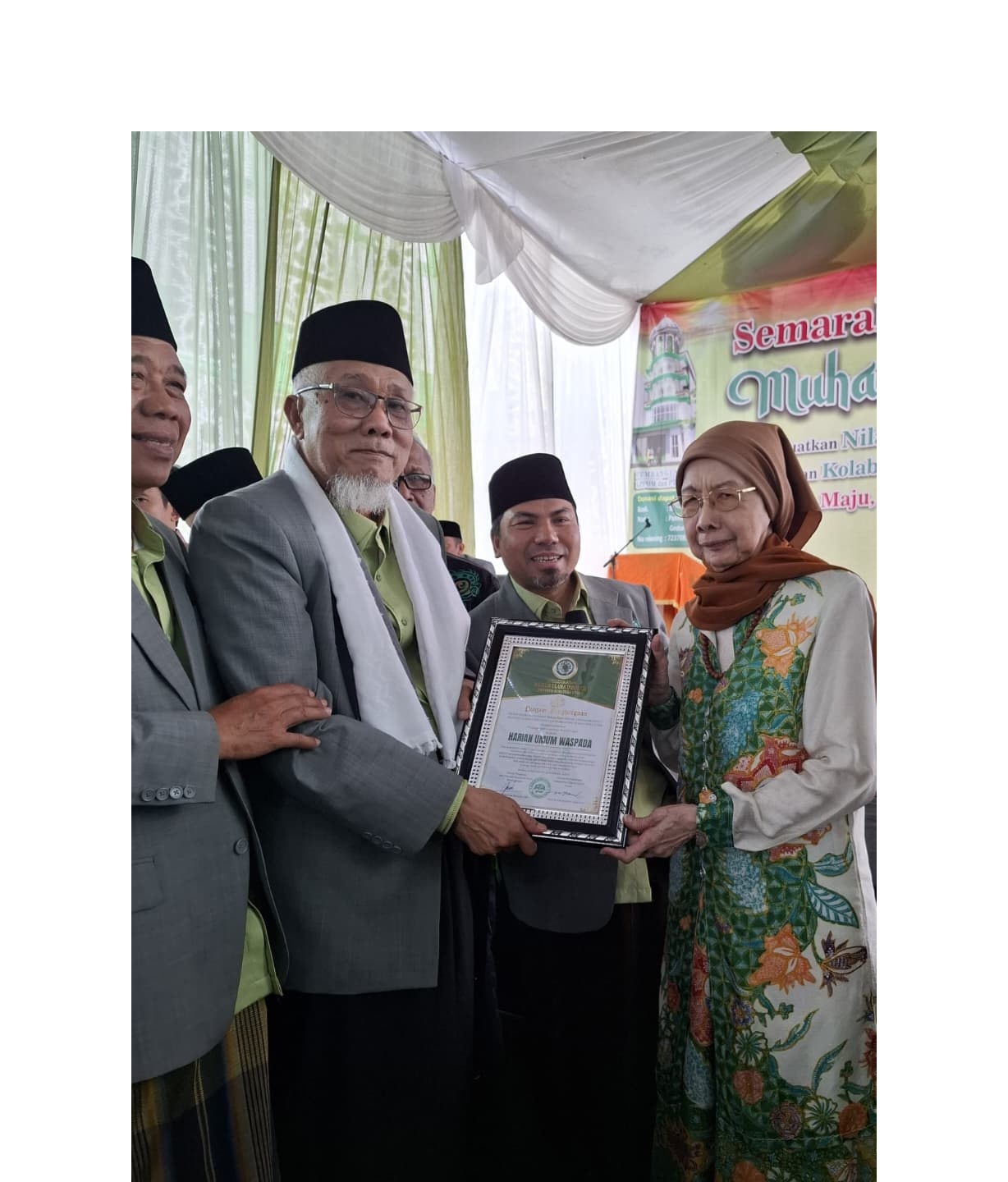 Harian Umum Waspada Terima Penghargaan Lembaga Peduli Umat dari MUI Sumut