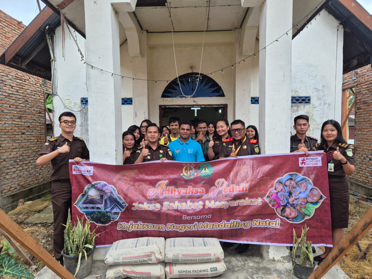 Kejari Madina Salurkan Bantuan Semen Untuk Pembangunan Gereja HKI Janji Matogu