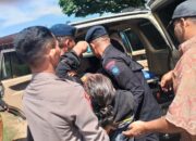 Personel Brimob Aramiah Evakuasi Korban Laka
