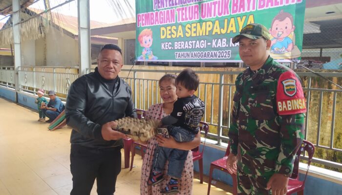 Pemdes Sempajaya Bagikan Susu Cegah Stunting