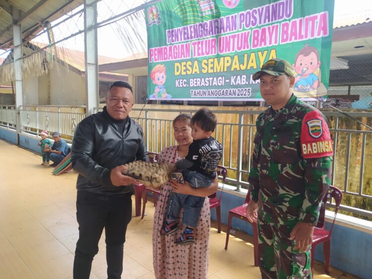 Pemdes Sempajaya Bagikan Susu Cegah Stunting
