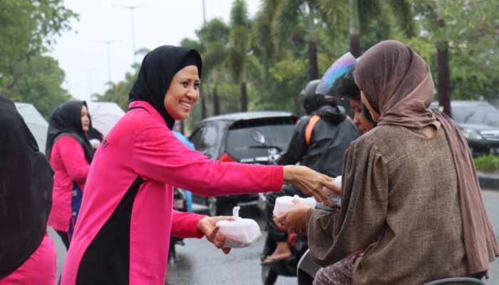 Bhayangkari Polresta Banda Aceh Bagikan Bubur Asyura Di Bulan Muharram