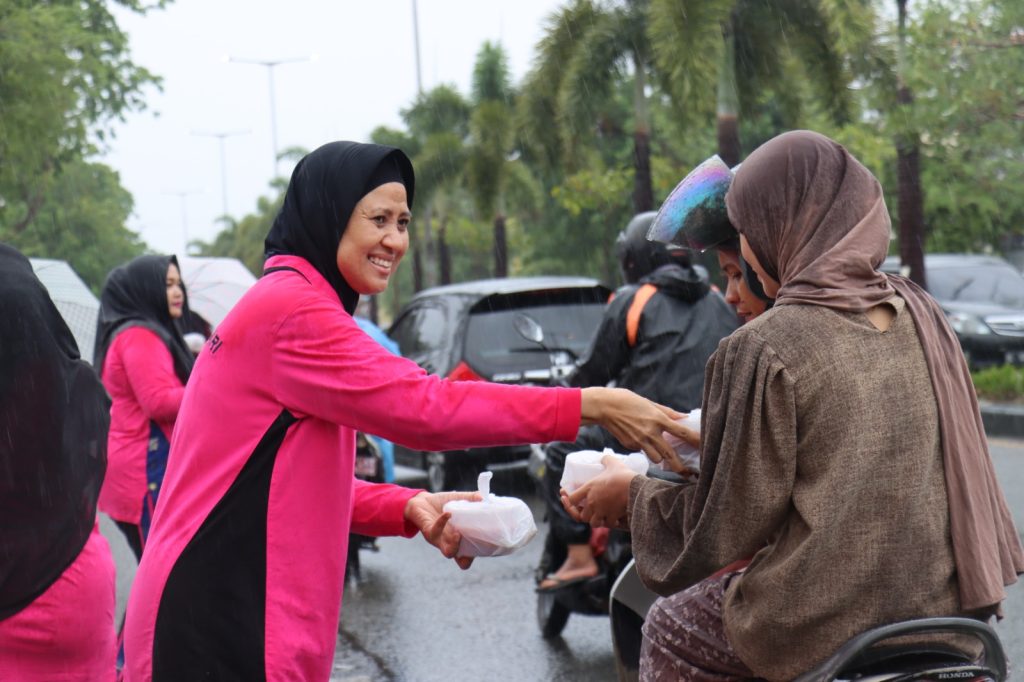 Bhayangkari Polresta Banda Aceh Bagikan Bubur Asyura Di Bulan Muharram