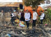 Rico Waas Serahkan Bantuan Kepada Warga Korban Kebakaran