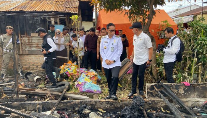 Rico Waas Serahkan Bantuan Kepada Warga Korban Kebakaran