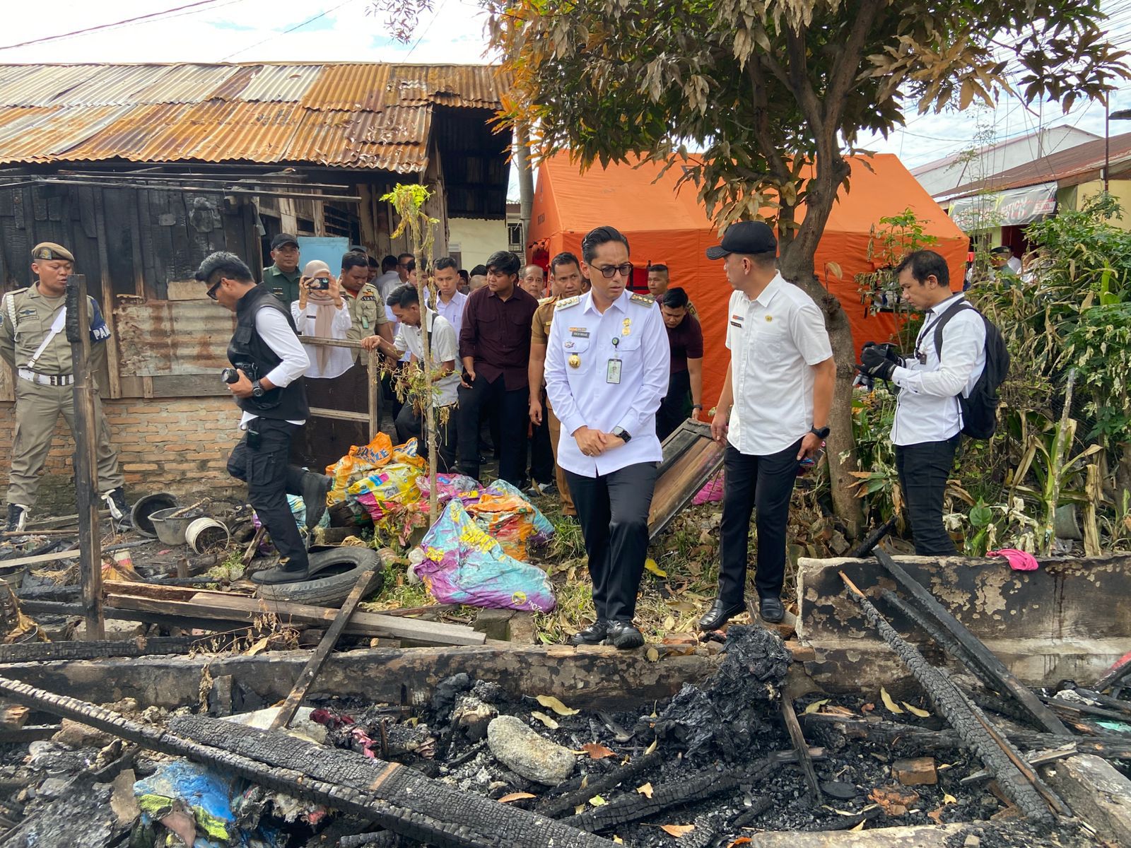 Rico Waas Serahkan Bantuan Kepada Warga Korban Kebakaran